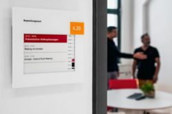 Messe Düsseldorf relies on kompas in order to digitalize the meeting rooms and door signs (photo: dimedis) 